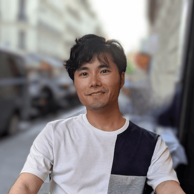 屋外で撮影した津留将史のプロフィール写真